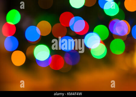 Weihnachtsbeleuchtung color Bokeh - ein helles Grün bokeh Hintergrund erstellt durch eine Reihe von de-fokussierte Weihnachtsbeleuchtung. Stockfoto