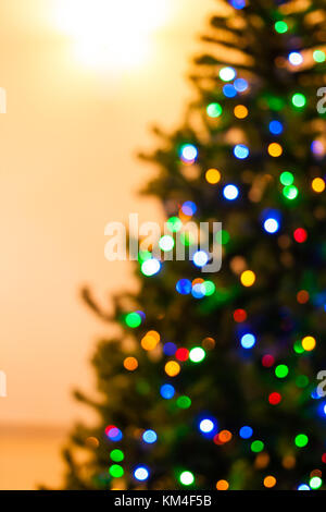 Bunte Weihnachtsbaumbeleuchtungen Bokeh - ein helles Grün bokeh erstellt durch eine Reihe von de-fokussierten Lichter am Weihnachtsbaum. Stockfoto