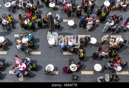 Luftaufnahme von Eltern und Schüler entspannen nach einer Universität Abschlussfeier Stockfoto