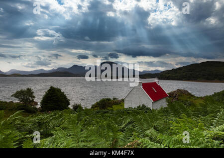 Remote Cottage mit Blick auf Loch Shieldaig und Loch Torridon darüber hinaus in der North West Highlands von Schottland Stockfoto