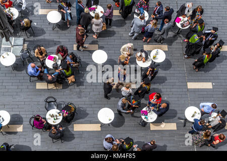 Luftaufnahme von Eltern und Schüler entspannen nach einer Universität Abschlussfeier Stockfoto