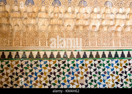 Wandfliesen und Gravuren, die Nazrid Mexuar, Palast, Alhambra, Granada, Spanien Stockfoto