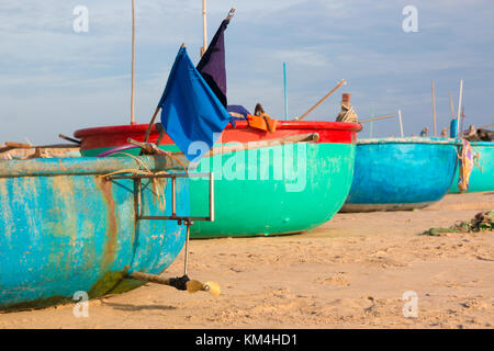 Traditionelle vietnamesische Angeln coracles am Strand, Boote im Fischerdorf Stockfoto