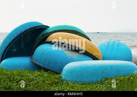 Traditionelle vietnamesische Angeln coracles am Strand, Boote im Fischerdorf Stockfoto