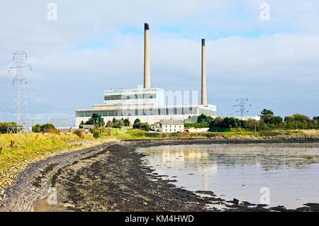 Kraftwerk Tarbert an der Mündung des Flusses Shannon, County Kerry, Irland. Ölbetriebene Stromerzeugungsanlage Stockfoto