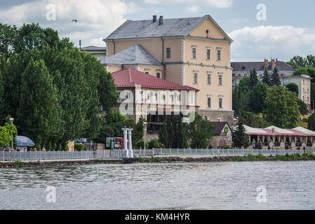 Ufer des Teiches Ternopil im Taras Schewtschenko Park in der Stadt Ternopil, Verwaltungszentrum des Gebiets Ternopil, Ukraine. Ternopil Schloss in der Mitte Stockfoto