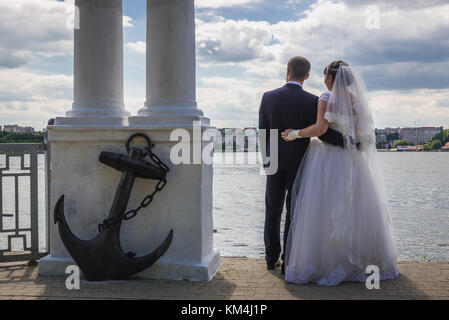 Hochzeitsgesellschaft während der Fotosession im Taras Schewtschenko Park in der Stadt Ternopil, Verwaltungszentrum des Gebiets Ternopil, Ukraine Stockfoto