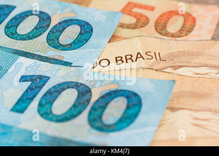 Geld aus Brasilien. Stellt der real, die brasilianische Währung. Viele hundert und fünfzig reais Notizen verstreut. Stockfoto