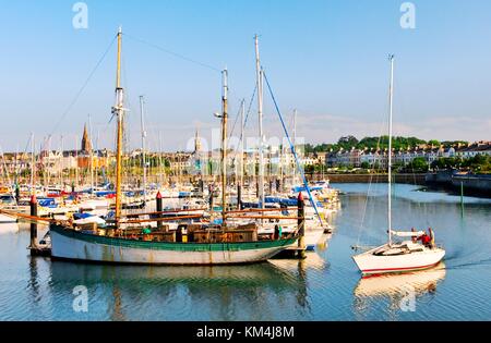 Bangor Seaside Resort Stadthafen in der Nähe von Belfast, County Down, Nordirland. Irlands größte Yachthafen. Stockfoto