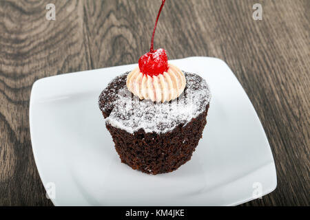 Chocolate Cupcake mit Cherry Stockfoto