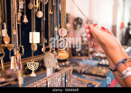 Auswahl der handgefertigten Schmuck auf dem Markt stehen Stockfoto