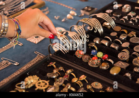 Auswahl der handgefertigten Schmuck auf dem Markt stehen Stockfoto