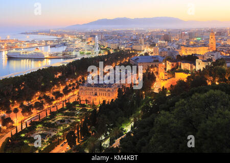 Panoramaaussicht in der Dämmerung von Malaga, Spanien Stockfoto