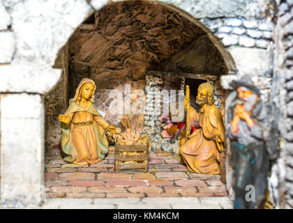 Weihnachten Krippe vertreten mit statuetten von Maria, Josef und Jesuskind Stockfoto