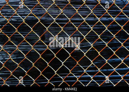 Nahaufnahme der chainlink Fence detail, gestreckt Kunststoff hinter sich. Stockfoto