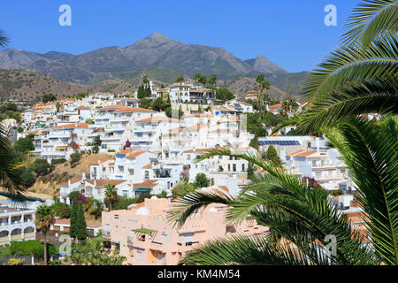 Panoramablick über die charmante Stadt Nerja (Provinz Málaga) in Spanien Stockfoto