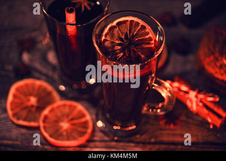Christmas or New Year mulled wine in the evening Stockfoto