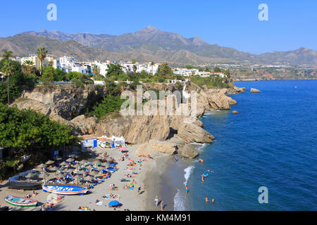 Panoramablick vom Balcon de Europa über Calahonda Strand (Playa de la Calahonda) in Nerja an der Costa del Sol, Spanien Stockfoto