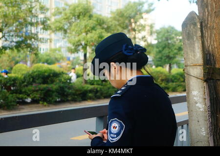 Die Arbeit an der Marathonszene, die Polizei und die Sicherheitskräfte sind im Einsatz. in Shenzhen, China. Stockfoto