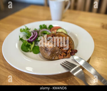 Frische und köstliche Nahrung auf die weiße Platte, Küche einstellen Stockfoto