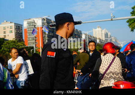 Die Arbeit an der Marathonszene, die Polizei und die Sicherheitskräfte sind im Einsatz. in Shenzhen, China. Stockfoto