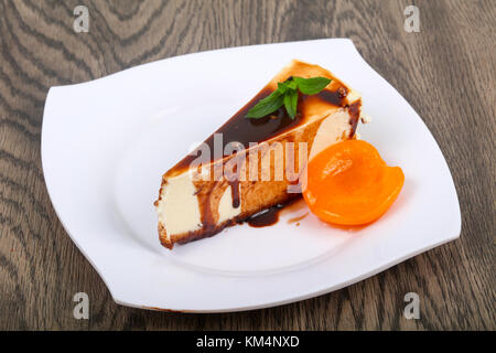 Käsekuchen mit Schokolade und Aprikose Stockfoto