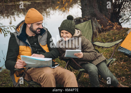 Vater etwas mit Sohn Karte anzeigen Stockfoto