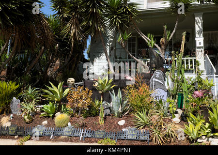 Vorgarten eines Hauses für Halloween in einem Garten mit Kakteen und Yucca Pflanzen in Echo Park, Los Angeles Kalifornien USA KATHY DEWITT eingerichtet Stockfoto