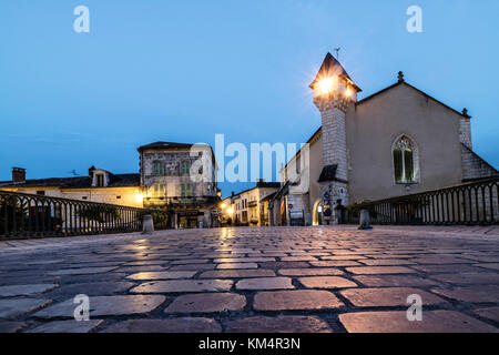 Die Eglise Notre-Dame (jetzt ein Tourist Office) in der Nähe von Brantome bei Nacht, Périgord, Aquitanien, Frankreich, EU Stockfoto