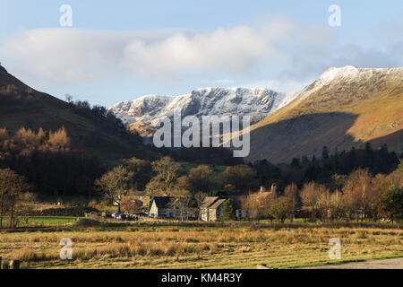 Mittelste Hecht oberhalb des Dorfes Patterdale am ersten Tag der Metrologischen Winter, Lake District, Cumbria, Großbritannien Stockfoto