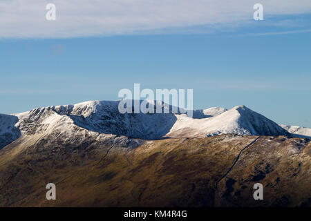 Eine Verschneite Helvellyn Bereich gesehen von Ort fiel mit Schreitenden Kante, Rand- und Swirral Catstye Cam sichtbar, Lake District, Cumbria, Großbritannien Stockfoto