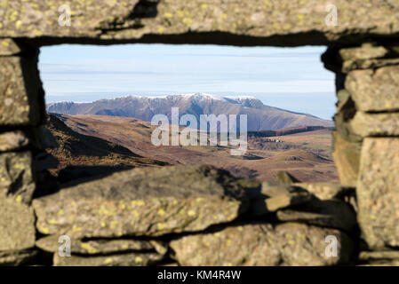 Der Berg von blencathra gesehen durch das Fenster eines zerstörten Steinbruch Gebäude Fenster, in der Nähe von Low Dodd, Lake District, Cumbria, Großbritannien Stockfoto