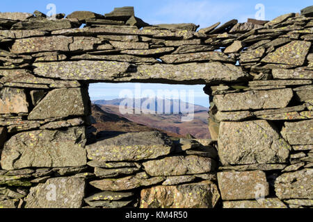 Der Berg von blencathra gesehen durch das Fenster eines zerstörten Steinbruch Gebäude Fenster, in der Nähe von Low Dodd, Lake District, Cumbria, Großbritannien Stockfoto