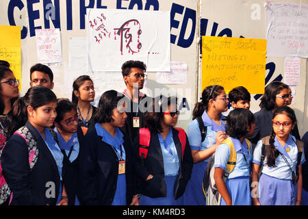 Kolkata, Indien. 04 Dez, 2017. Schüler Poster vor der Schule während der Protest gegen das Management der Schule in Kalkutta hält. Eltern und Schüler versammelt sich vor der Schule gegen die Verwaltung der GD birla Zentrum für Bildung zu protestieren, eine junge Schülerin wurden in der Schule am 4. Dezember missbraucht wurde, 2017 in Kalkutta. ein vier Jahre altes Mädchen angeblich sexuell durch zwei pt Lehrer in die Toilette der Schule während der Schulzeit angegriffen wurde. Credit: saikat Paul/Pacific Press/alamy leben Nachrichten Stockfoto