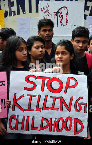 Kolkata, Indien. 04 Dez, 2017. Student an einer Kundgebung gegen die Schulleitung in Kalkutta zu protestieren. Eltern und Schüler vor der Schule sammeln gegen die Verwaltung der GD birla Zentrum für Bildung zu protestieren, wurden Eine junge Schülerin war in der Schule am 4. Dezember missbraucht, 2017 in Kalkutta. ein vier Jahre altes Mädchen angeblich sexuell durch zwei pt Lehrer in die Toilette der Schule während der Schulzeit angegriffen wurde. Credit: saikat Paul/Pacific Press/alamy leben Nachrichten Stockfoto