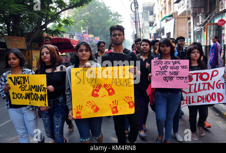 Kolkata, Indien. 04 Dez, 2017. Student an einer Kundgebung gegen die Schulleitung in Kalkutta zu protestieren. Eltern und Schüler vor der Schule sammeln gegen die Verwaltung der GD birla Zentrum für Bildung zu protestieren, wurden Eine junge Schülerin war in der Schule am 4. Dezember missbraucht, 2017 in Kalkutta. ein vier Jahre altes Mädchen angeblich sexuell durch zwei pt Lehrer in die Toilette der Schule während der Schulzeit angegriffen wurde. Credit: saikat Paul/Pacific Press/alamy leben Nachrichten Stockfoto