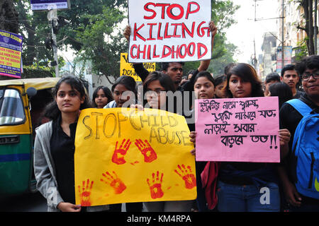 Kolkata, Indien. 04 Dez, 2017. Student an einer Kundgebung gegen die Schulleitung in Kalkutta zu protestieren. Eltern und Schüler vor der Schule sammeln gegen die Verwaltung der GD birla Zentrum für Bildung zu protestieren, wurden Eine junge Schülerin war in der Schule am 4. Dezember missbraucht, 2017 in Kalkutta. ein vier Jahre altes Mädchen angeblich sexuell durch zwei pt Lehrer in die Toilette der Schule während der Schulzeit angegriffen wurde. Credit: saikat Paul/Pacific Press/alamy leben Nachrichten Stockfoto