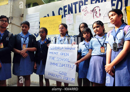 Kolkata, Indien. 04 Dez, 2017. Schüler Poster vor der Schule während der Protest gegen das Management der Schule in Kalkutta hält. Eltern und Schüler versammelt sich vor der Schule gegen die Verwaltung der GD birla Zentrum für Bildung zu protestieren, eine junge Schülerin wurden in der Schule am 4. Dezember missbraucht wurde, 2017 in Kalkutta. ein vier Jahre altes Mädchen angeblich sexuell durch zwei pt Lehrer in die Toilette der Schule während der Schulzeit angegriffen wurde. Credit: saikat Paul/Pacific Press/alamy leben Nachrichten Stockfoto