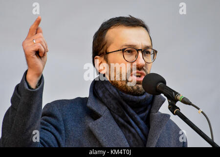 Kiew, Ukraine. 3 Dez, 2017. Stellvertreter der Menschen der Ukraine Serhij leshchenko auf der Bühne spricht, fordert Präsident der Ukraine Poroschenko im Zentrum von Kiew credit Abzufinden: alexandr Gusew/Pacific Press/alamy leben Nachrichten Stockfoto