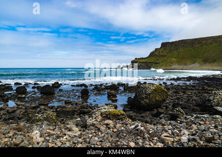 Nordirland: Blick auf die Schornsteine Teil der Giant's Causeway Naturschutzgebiet an der Atlantik Küste. Stockfoto