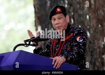 Der philippinische Präsident Rodrigo Duterte in Militäruniform spricht während des 67. Gründungsjubiläums des First Scout Ranger Regiments am 24. November 2017 in San Miguel, Bulacan, Philippinen. Stockfoto