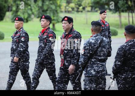 Der philippinische Präsident Rodrigo Duterte in Militäruniform berichtet über die Truppen während des 67. Gründungsjubiläums des First Scout Ranger Regiments in Camp Tecson am 24. November 2017 in San Miguel, Bulacan, Philippinen. Stockfoto