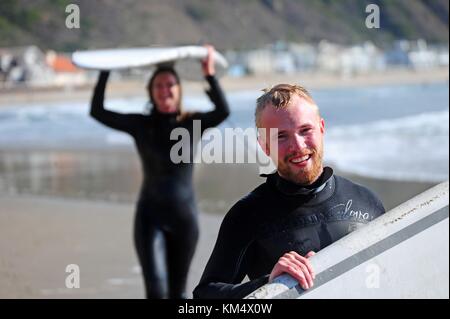 Militärangehörige des Defense Language Institute Foreign Language Center versuchen sich beim Surfen an den Stränden des Presidio in Monterey, Kalifornien. Stockfoto