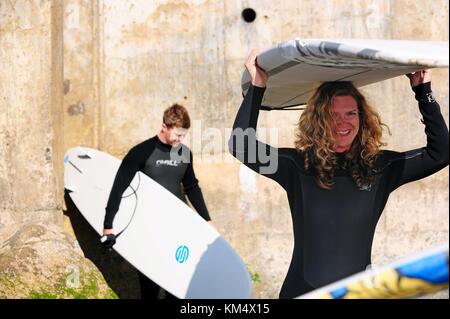 Militärangehörige des Defense Language Institute Foreign Language Center versuchen sich beim Surfen an den Stränden des Presidio in Monterey, Kalifornien. Stockfoto