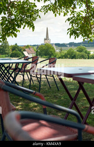 Tische im Freien der Auberge de Crissay in Crissay sur Manse, Loire Tal, Frankreich. Stockfoto