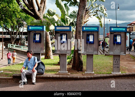 Zeile der öffentlichen Telefone in San Jose, Costa Rica Stockfoto