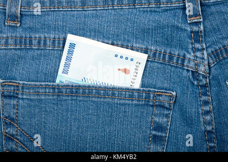 Hundert Billionen Dollar in Jeans Tasche Stockfoto