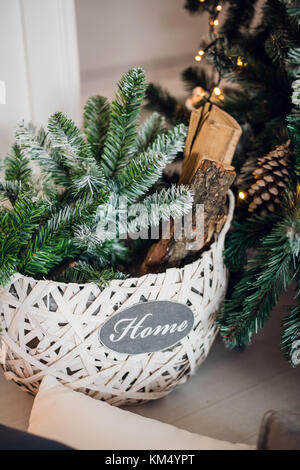Weihnachten Korb unter dem Baum mit Tannenzweigen Stockfoto