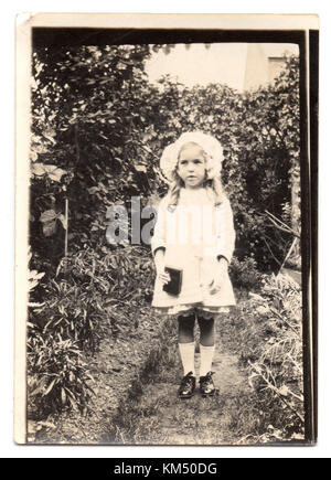 Beryl Edith Alice Johnson, 5 Jahre, in ihrem Sonntagsbesten, mit Gebetbuch, 1915 Stockfoto