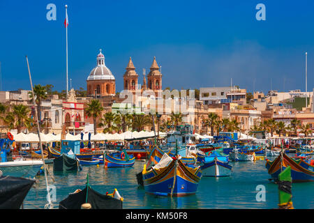 Taditional eyed Boote luzzu in Marsaxlokk, Malta Stockfoto